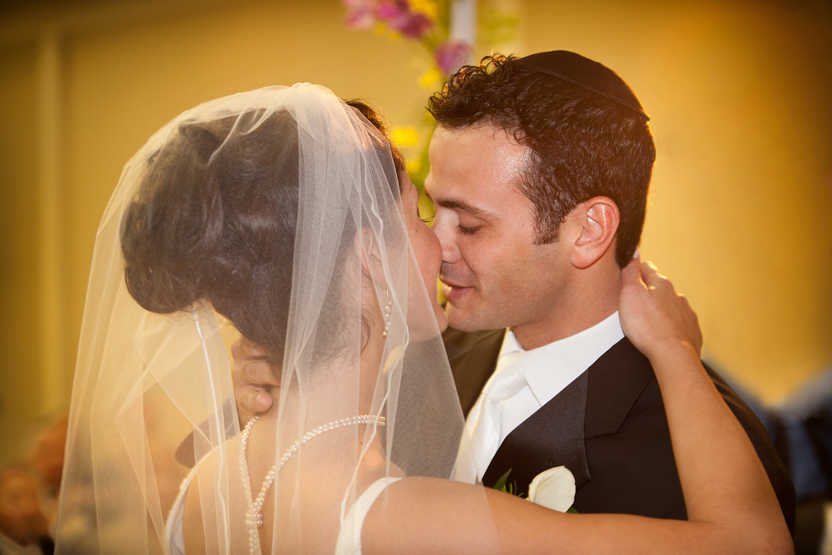 weddingKiss3